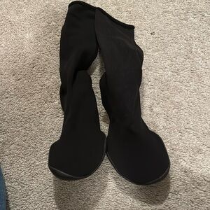 yeezy these stretch size 7/8